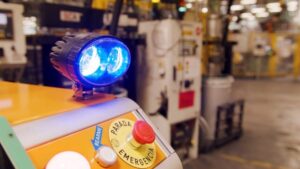 Un robot con tecnología de conducción autónoma hace la vida más fácil a los operarios de la planta Ford de Valencia
