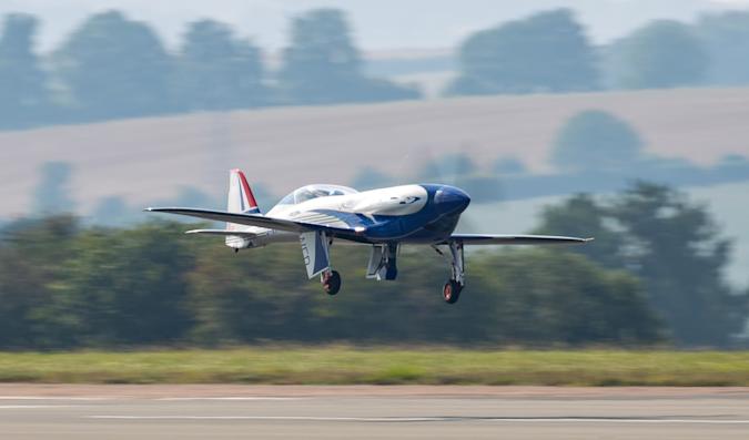 Un avión de Rolls-Royce completamente eléctrico completa un vuelo de 15m.