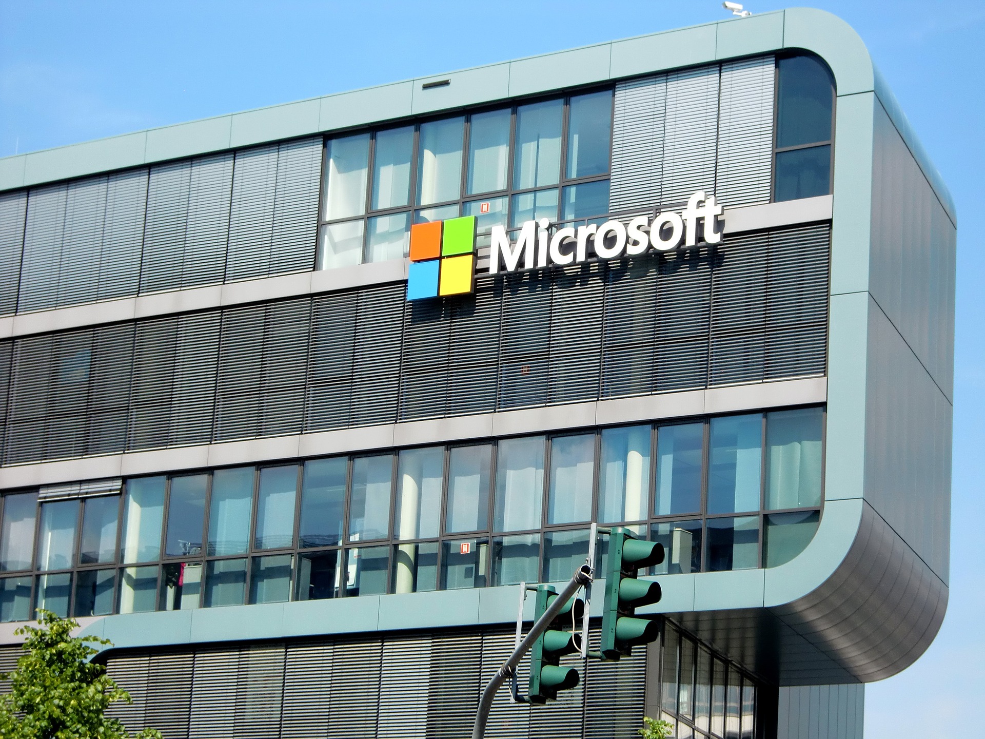 Microsoft en conversaciones para adquirir Nuance, la empresa detrás de la IA de Siri