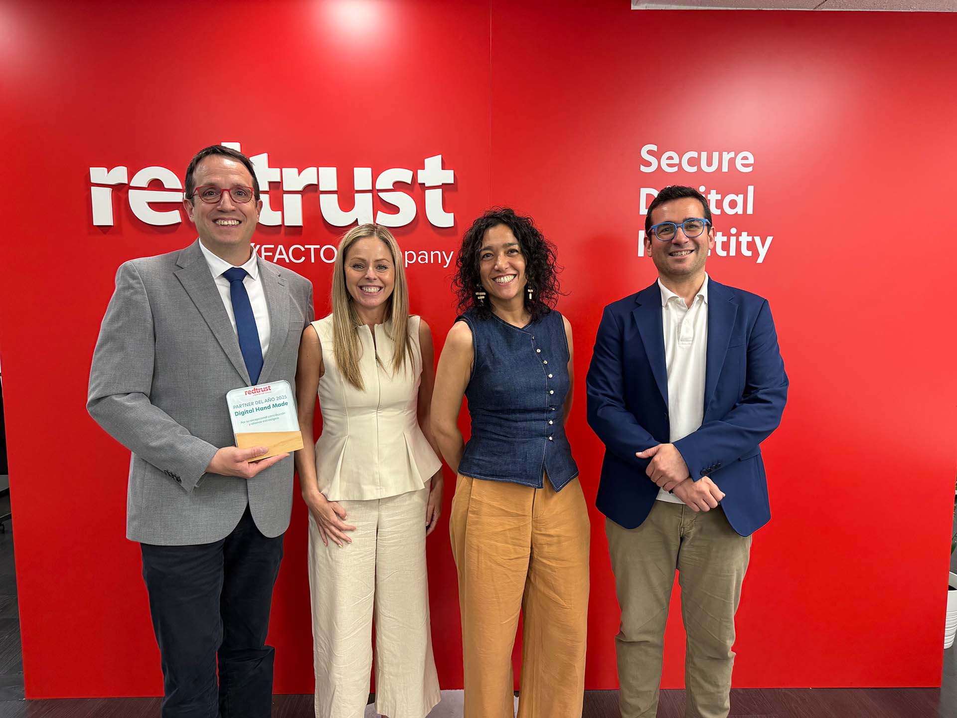 La empresa Digital Hand Made recibe el premio al Partner del año 2025 de manos de su fabricante RedTrust