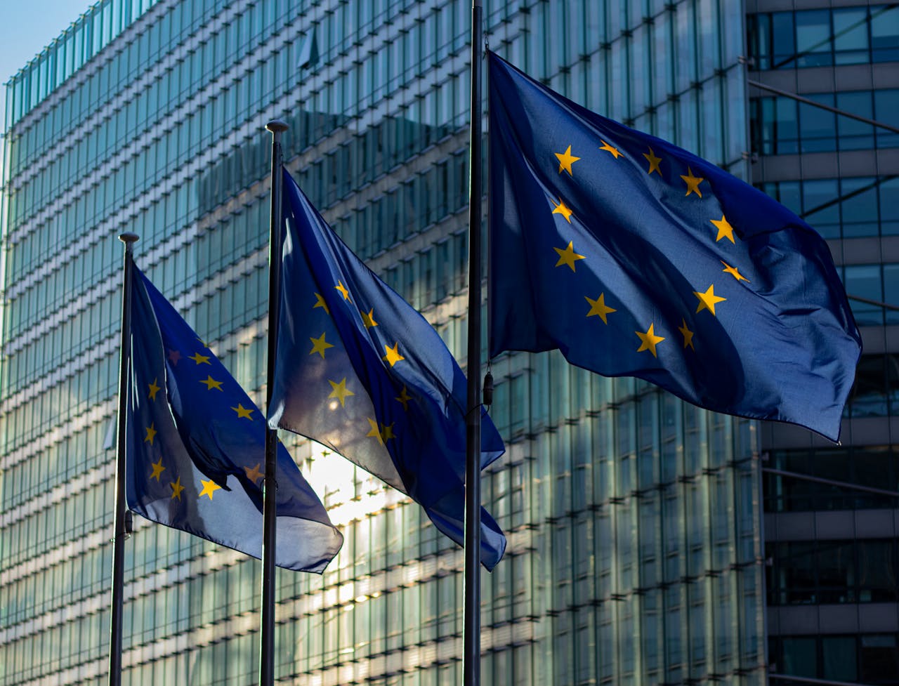 banderas-de-la-union-europea-que-defiende-un-modelo-distinto-de-openai